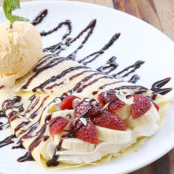 CREPE CON HELADO Y FRUTA