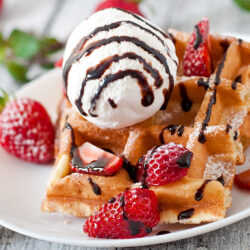 GOFRE CON  HELADO Y FRUTA