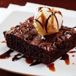 Brownie mit Vanille-Eis und Sahne