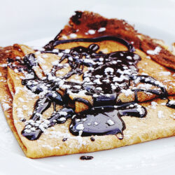 CREPE CON AZÚCAR Y SIROPE