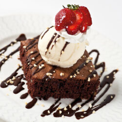BROWNIE CON HELADO DE VAINILLA Y NATA